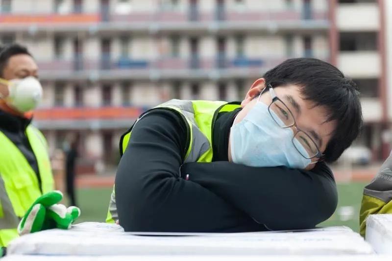 志愿者賈威：“累了，趴下歇會(huì)兒”